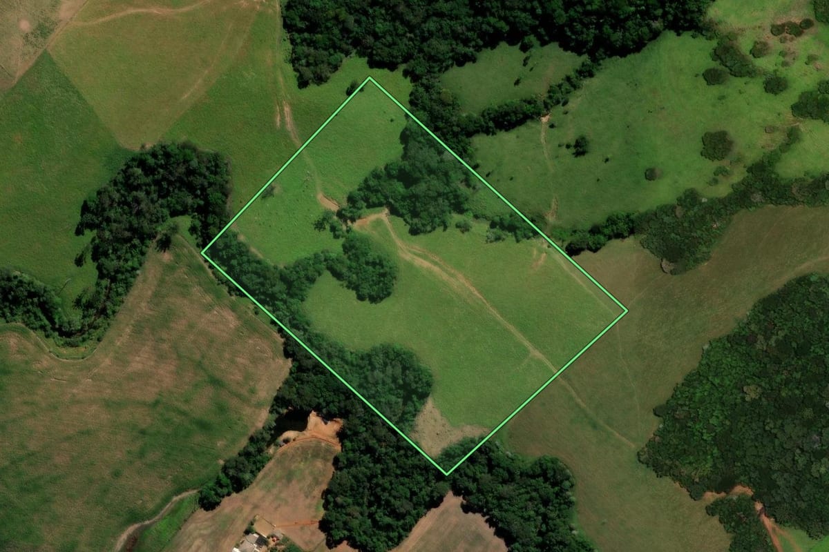 Imagem de satélite do imóvel rural em Cândido de Abreu (PR), com o contorno declarado no CAR desenhado por cima.