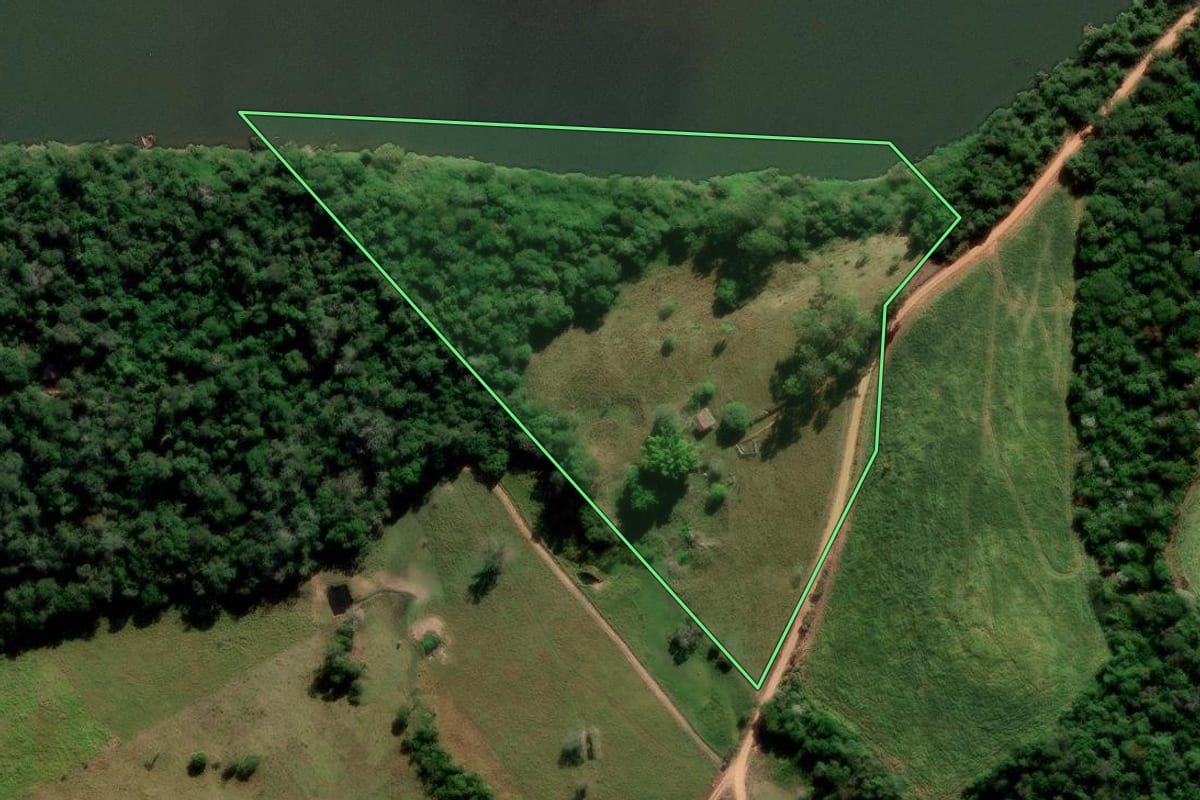 Imagem de satélite do imóvel rural em Cândido de Abreu (PR), com o contorno declarado no CAR desenhado por cima.