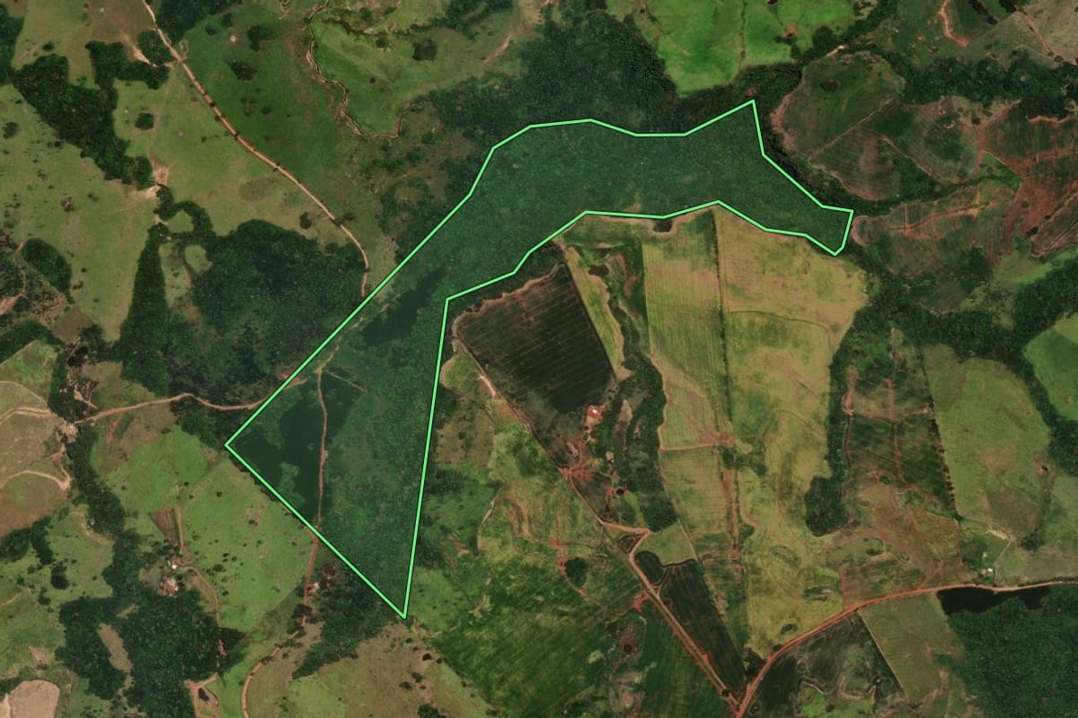 Imagem de satélite do imóvel rural em Cândido de Abreu (PR), com o contorno declarado no CAR desenhado por cima.