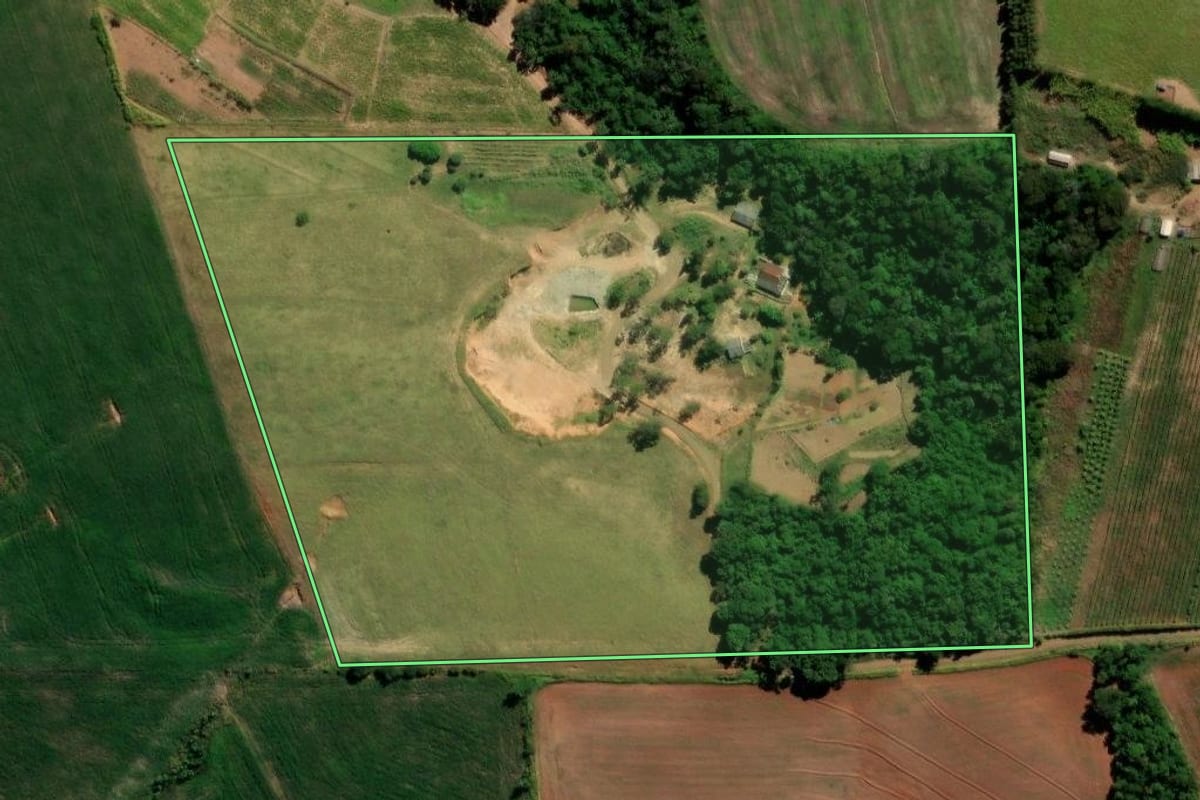Imagem de satélite do imóvel rural em Cândido de Abreu (PR), com o contorno declarado no CAR desenhado por cima.