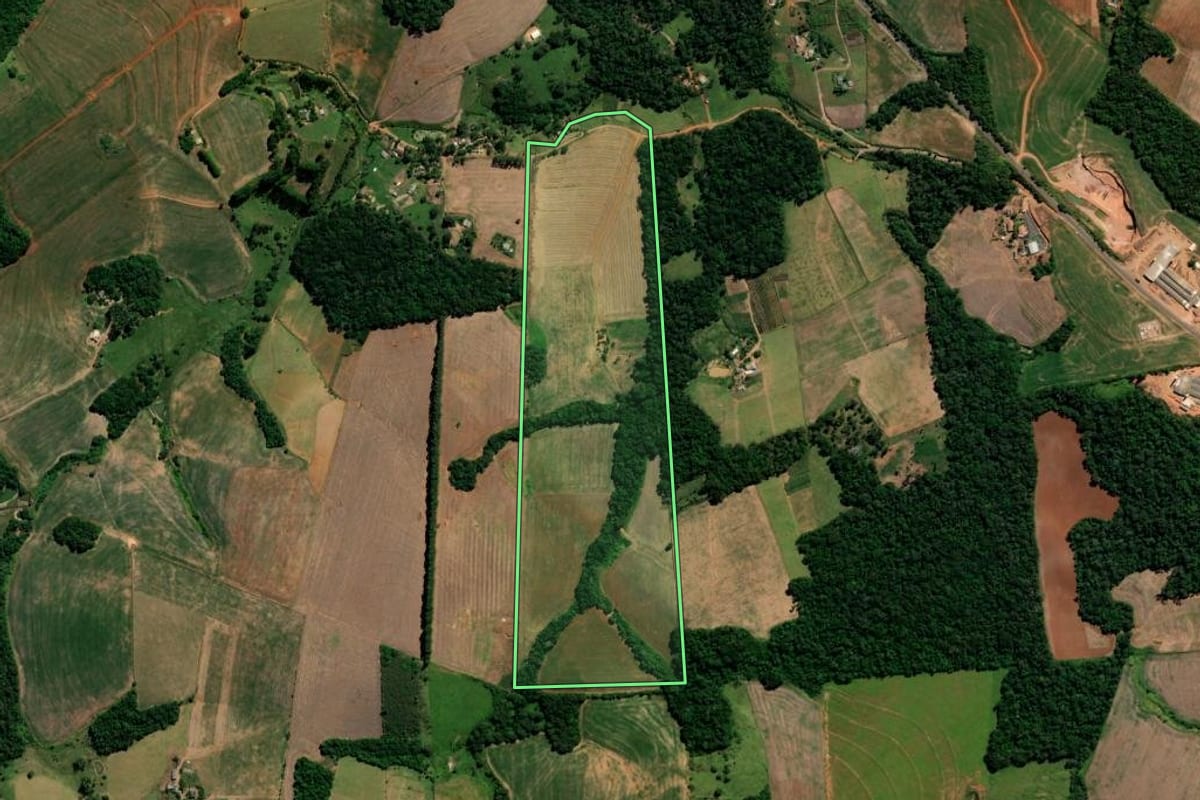 Imagem de satélite do imóvel rural em Cândido de Abreu (PR), com o contorno declarado no CAR desenhado por cima.