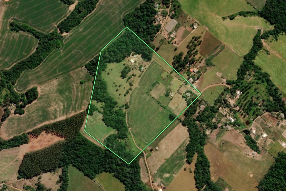 Imagem de satélite do imóvel rural em Cândido de Abreu (PR), com o contorno declarado no CAR desenhado por cima.
