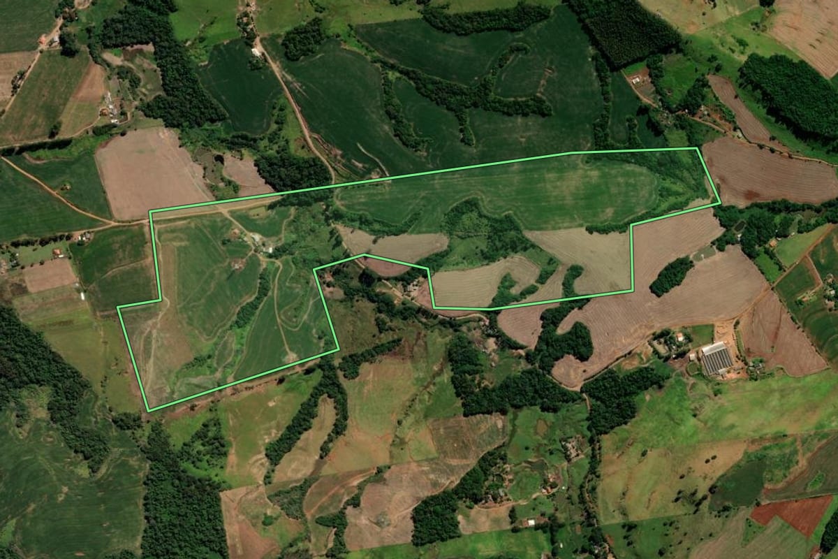 Imagem de satélite do imóvel rural em Cândido de Abreu (PR), com o contorno declarado no CAR desenhado por cima.