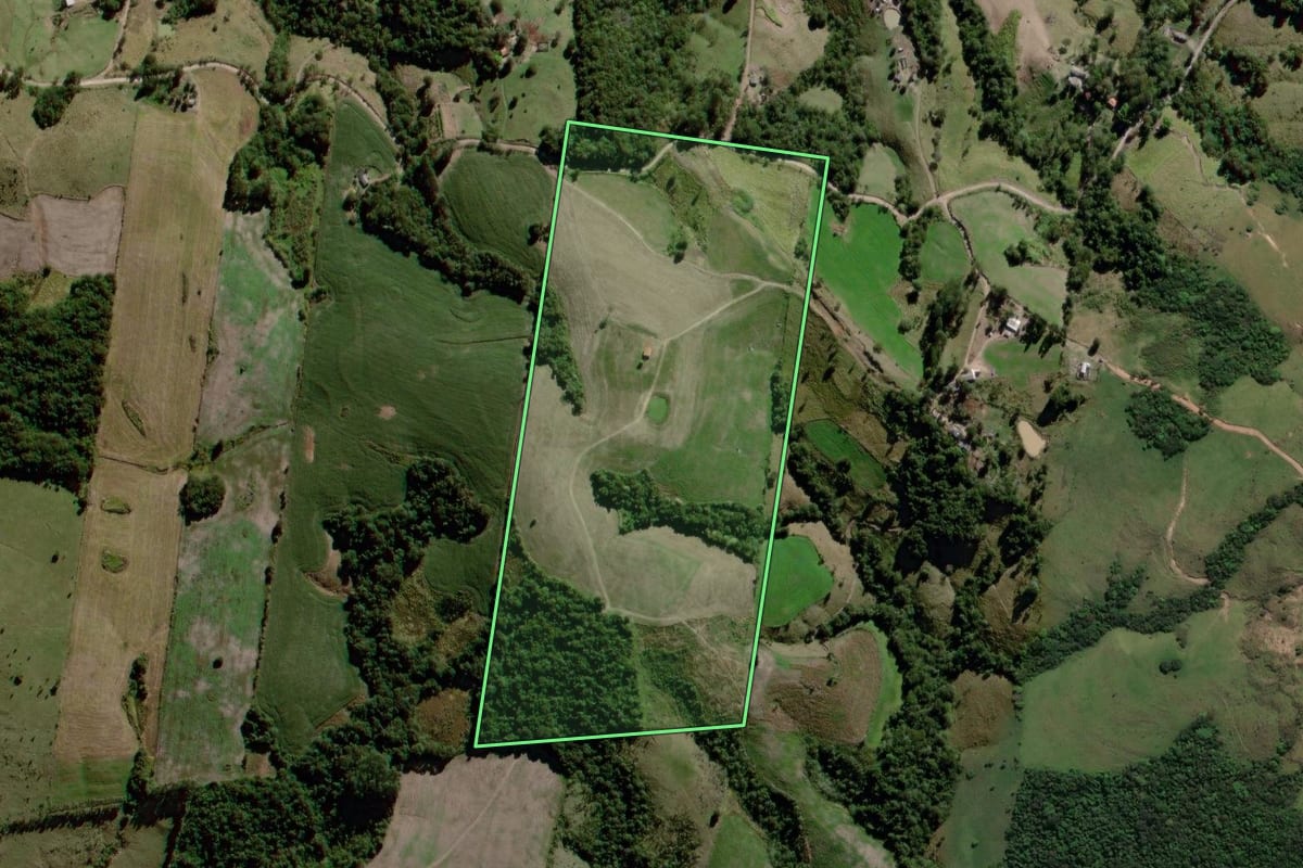 Imagem de satélite do imóvel rural em Cândido de Abreu (PR), com o contorno declarado no CAR desenhado por cima.