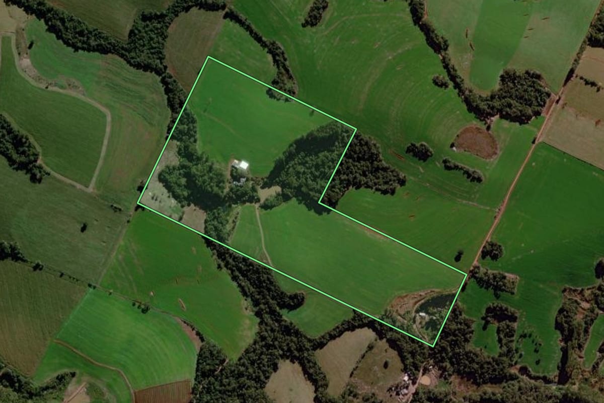 Imagem de satélite do imóvel rural em Cândido de Abreu (PR), com o contorno declarado no CAR desenhado por cima.