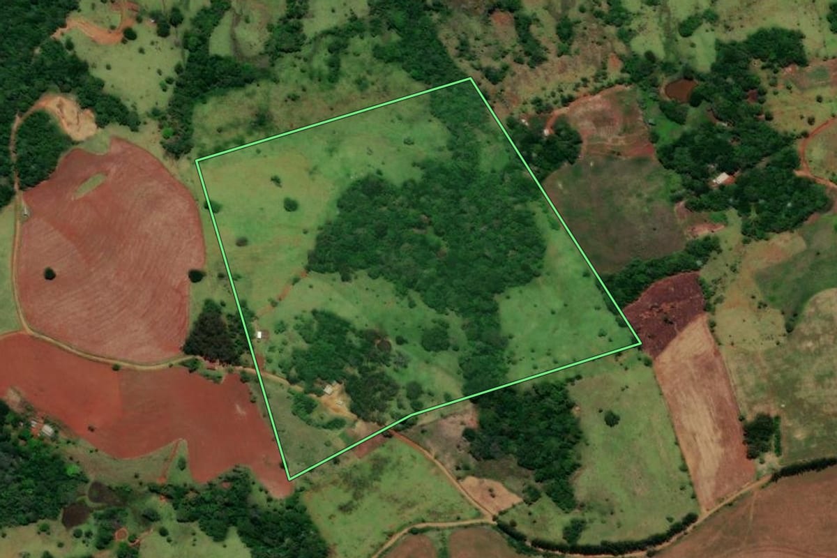 Imagem de satélite do imóvel rural em Cândido de Abreu (PR), com o contorno declarado no CAR desenhado por cima.
