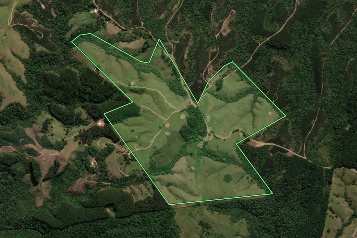 Imagem de satélite do imóvel rural em Cândido de Abreu (PR), com o contorno declarado no CAR desenhado por cima.