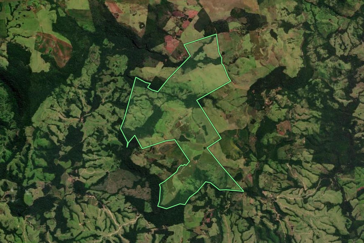 Imagem de satélite do imóvel rural em Cândido de Abreu (PR), com o contorno declarado no CAR desenhado por cima.