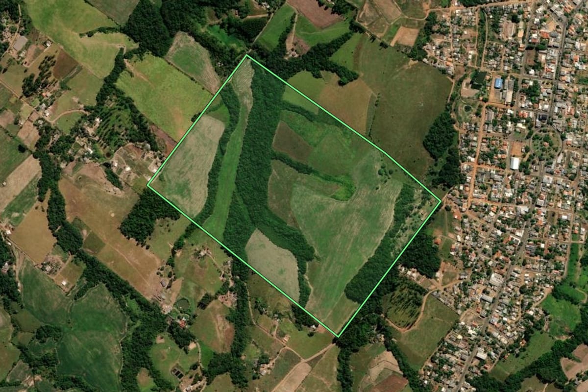 Imagem de satélite do imóvel rural em Cândido de Abreu (PR), com o contorno declarado no CAR desenhado por cima.