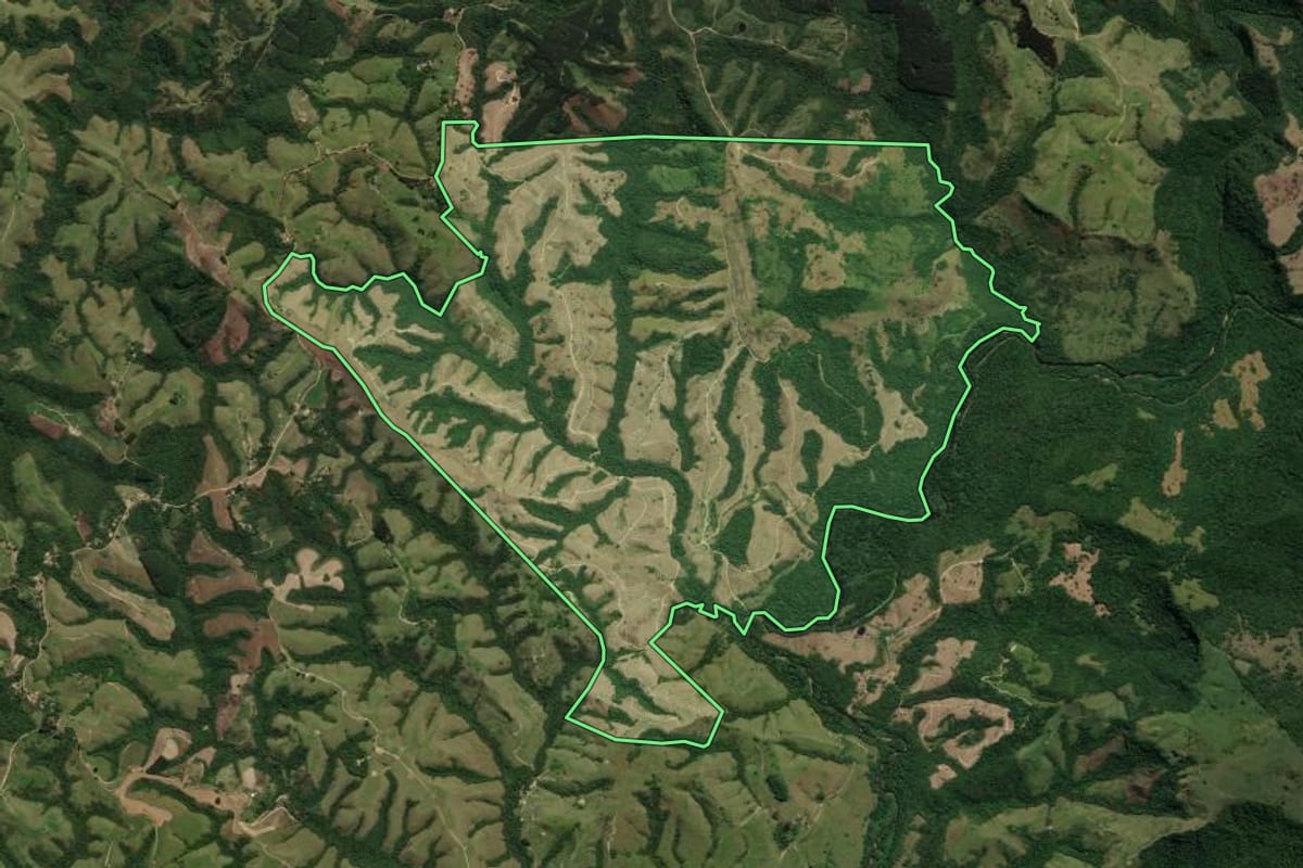 Imagem de satélite do imóvel rural em Cândido de Abreu (PR), com o contorno declarado no CAR desenhado por cima.