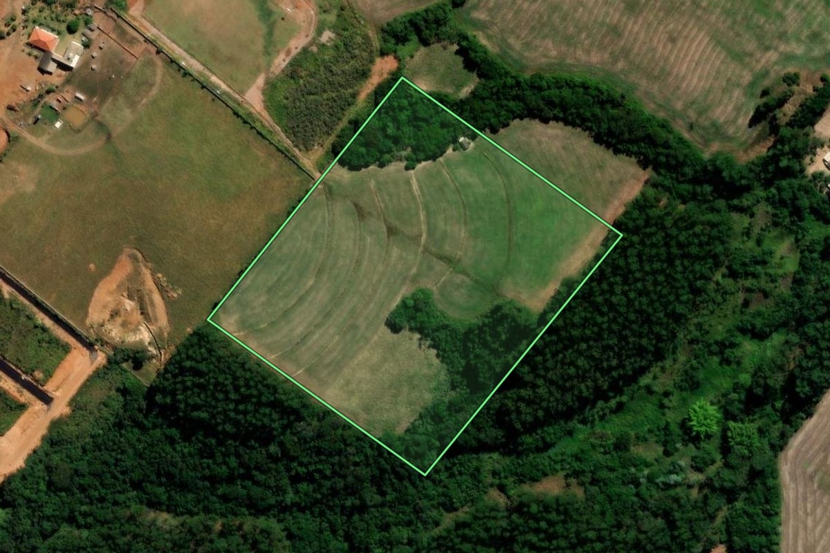 Imagem de satélite do imóvel rural em Cândido de Abreu (PR), com o contorno declarado no CAR desenhado por cima.