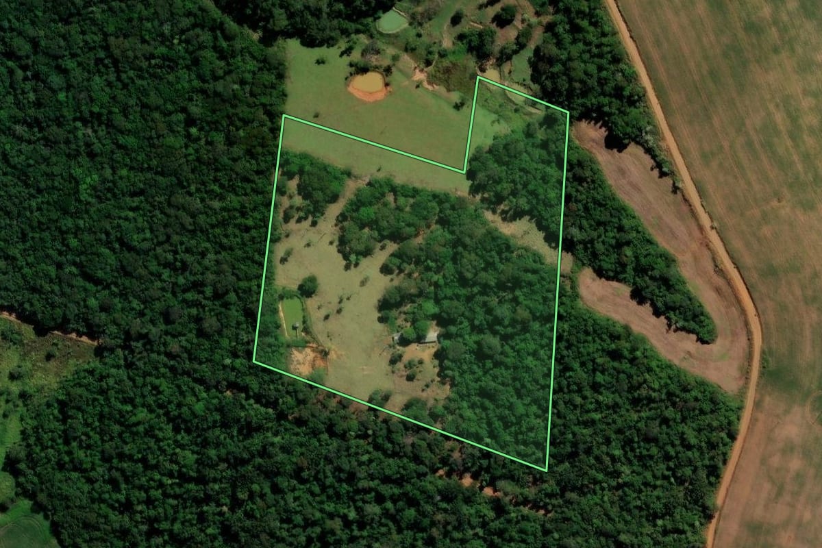 Imagem de satélite do imóvel rural em Cândido de Abreu (PR), com o contorno declarado no CAR desenhado por cima.