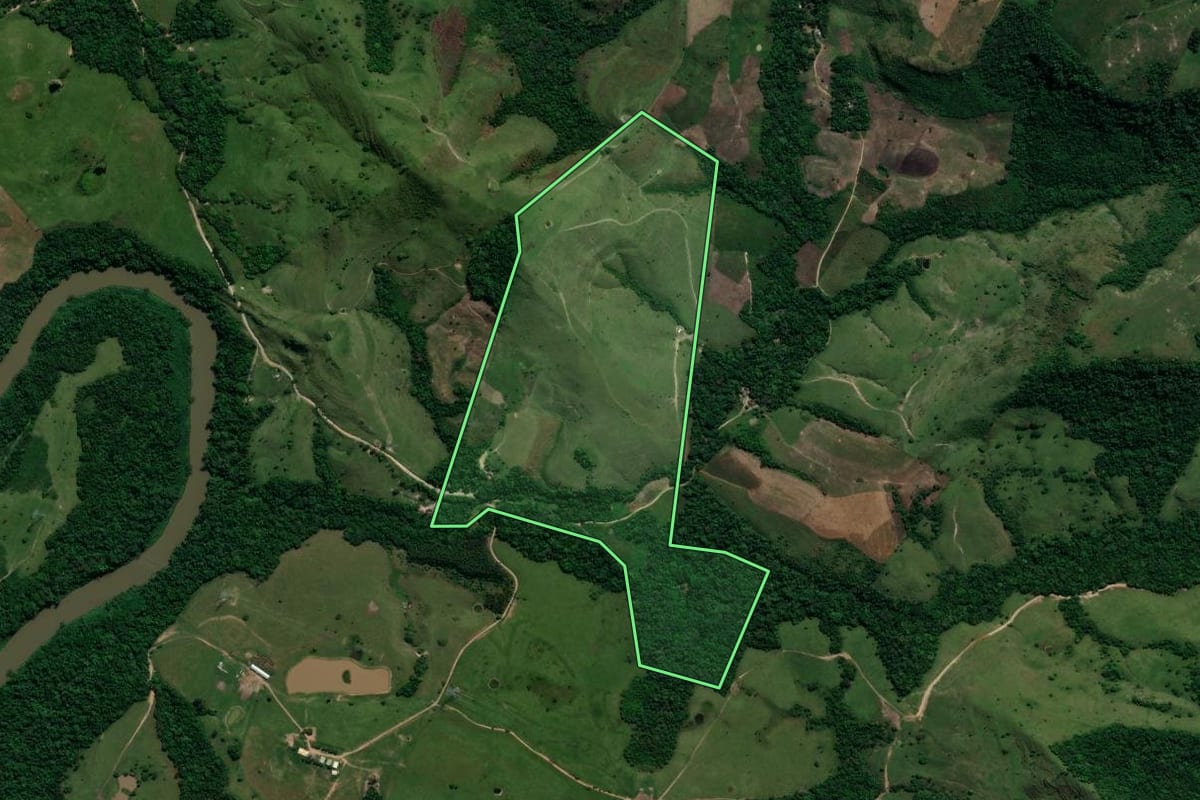 Imagem de satélite do imóvel rural em Cândido de Abreu (PR), com o contorno declarado no CAR desenhado por cima.