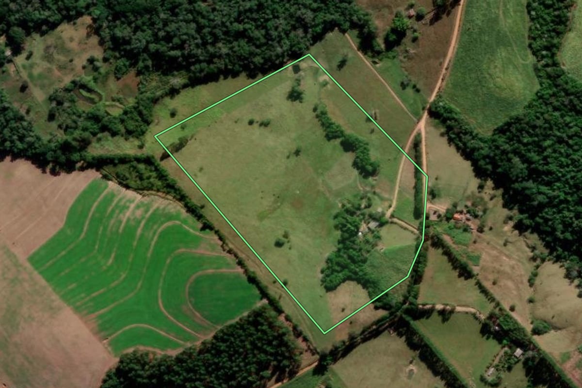 Imagem de satélite do imóvel rural em Cândido de Abreu (PR), com o contorno declarado no CAR desenhado por cima.