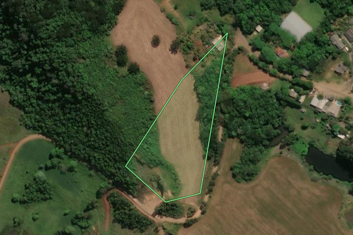 Imagem de satélite do imóvel rural em Cândido de Abreu (PR), com o contorno declarado no CAR desenhado por cima.