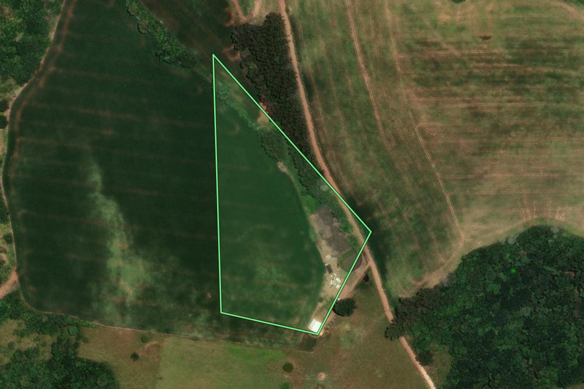 Imagem de satélite do imóvel rural em Cândido de Abreu (PR), com o contorno declarado no CAR desenhado por cima.