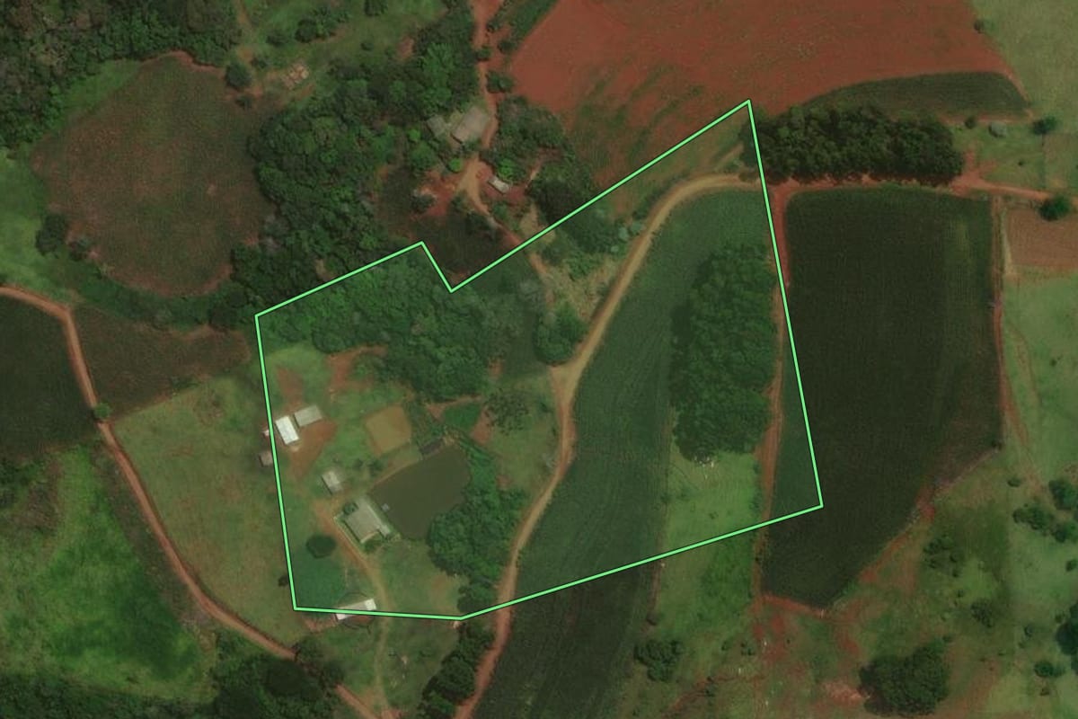 Imagem de satélite do imóvel rural em Cândido de Abreu (PR), com o contorno declarado no CAR desenhado por cima.