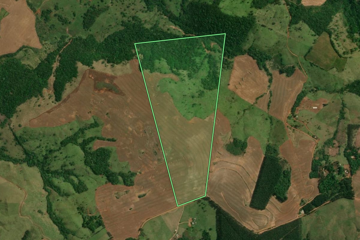 Imagem de satélite do imóvel rural em Cândido de Abreu (PR), com o contorno declarado no CAR desenhado por cima.