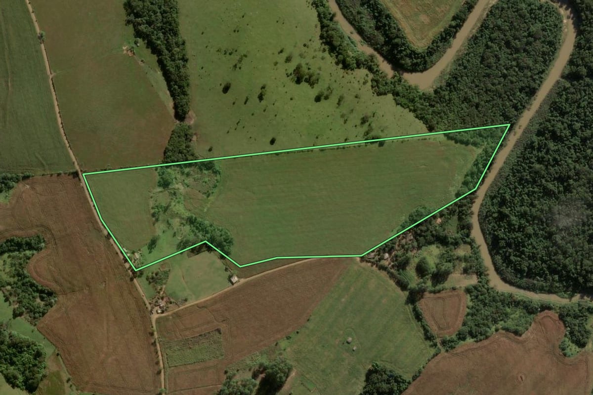 Imagem de satélite do imóvel rural em Cândido de Abreu (PR), com o contorno declarado no CAR desenhado por cima.