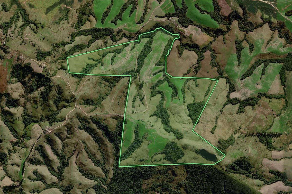 Imagem de satélite do imóvel rural em Cândido de Abreu (PR), com o contorno declarado no CAR desenhado por cima.
