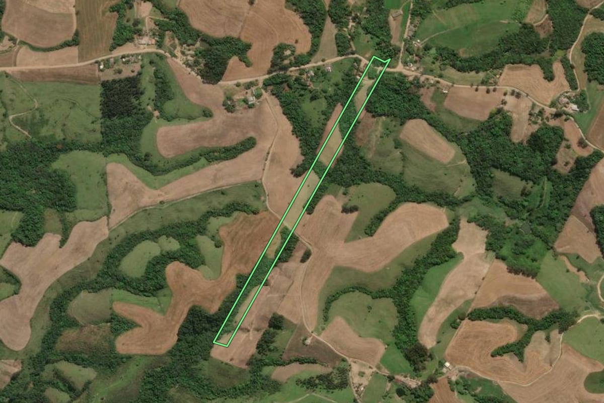 Imagem de satélite do imóvel rural em Cândido de Abreu (PR), com o contorno declarado no CAR desenhado por cima.