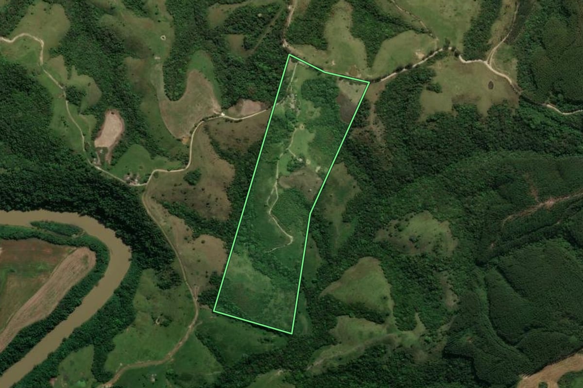 Imagem de satélite do imóvel rural em Cândido de Abreu (PR), com o contorno declarado no CAR desenhado por cima.