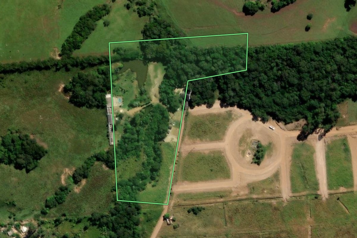 Imagem de satélite do imóvel rural em Cândido de Abreu (PR), com o contorno declarado no CAR desenhado por cima.