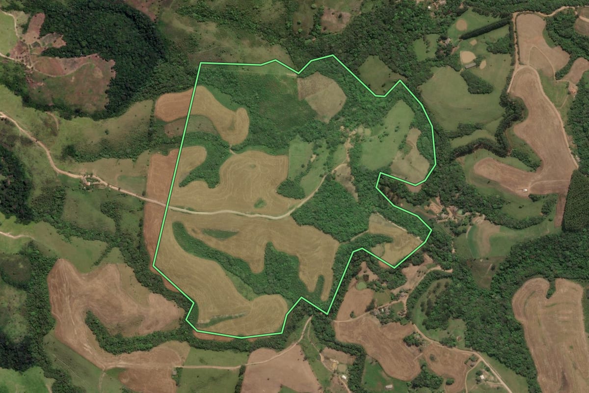 Imagem de satélite do imóvel rural em Cândido de Abreu (PR), com o contorno declarado no CAR desenhado por cima.