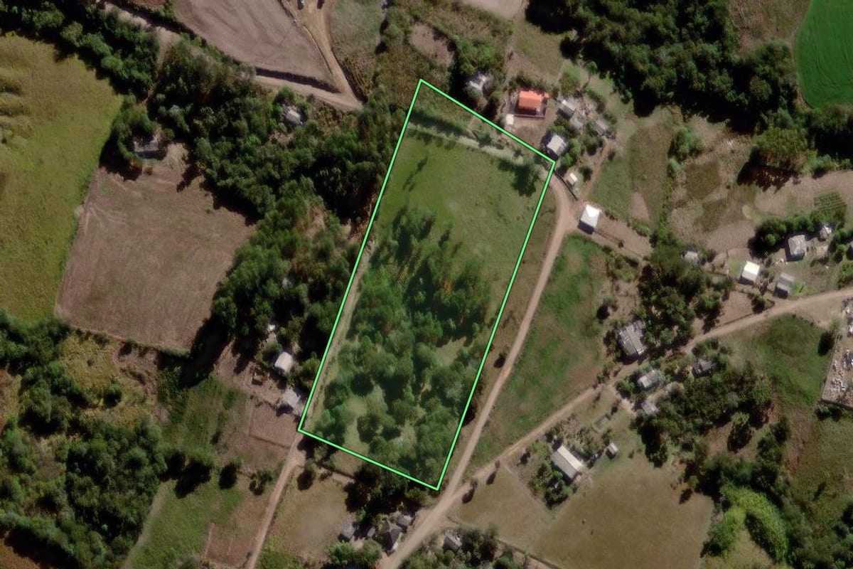 Imagem de satélite do imóvel rural em Cândido de Abreu (PR), com o contorno declarado no CAR desenhado por cima.