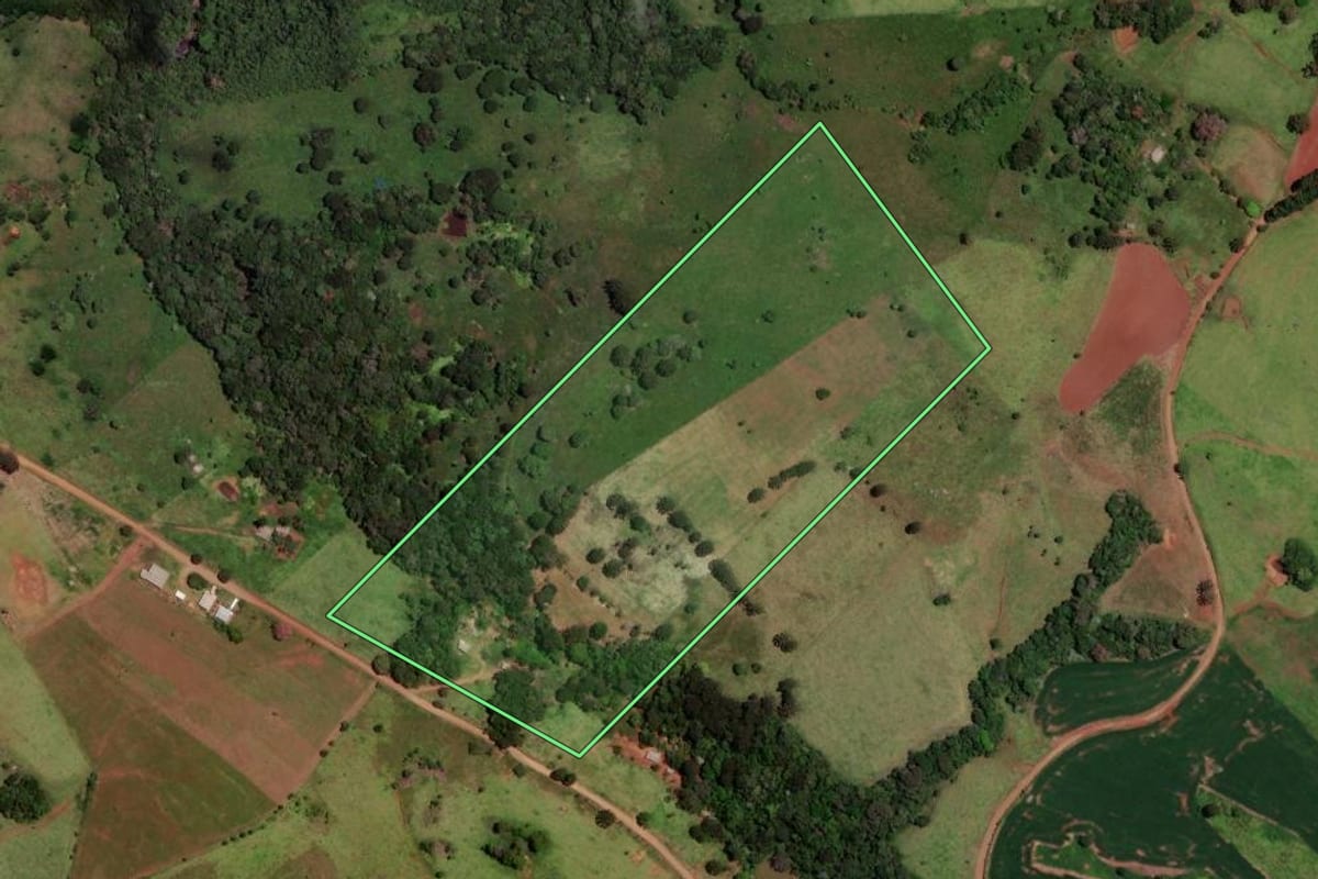 Imagem de satélite do imóvel rural em Cândido de Abreu (PR), com o contorno declarado no CAR desenhado por cima.