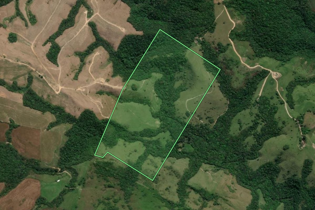 Imagem de satélite do imóvel rural em Cândido de Abreu (PR), com o contorno declarado no CAR desenhado por cima.