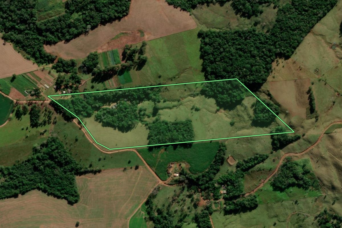 Imagem de satélite do imóvel rural em Cândido de Abreu (PR), com o contorno declarado no CAR desenhado por cima.