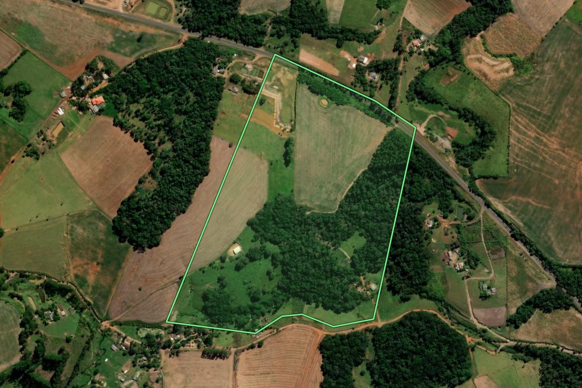 Imagem de satélite do imóvel rural em Cândido de Abreu (PR), com o contorno declarado no CAR desenhado por cima.