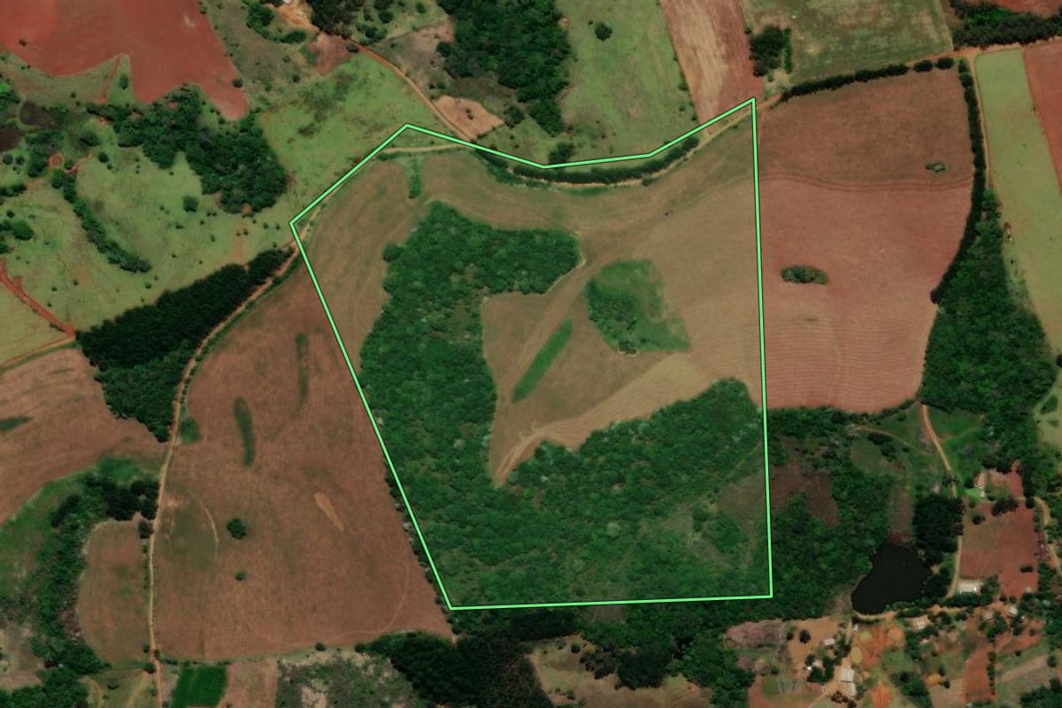 Imagem de satélite do imóvel rural em Cândido de Abreu (PR), com o contorno declarado no CAR desenhado por cima.
