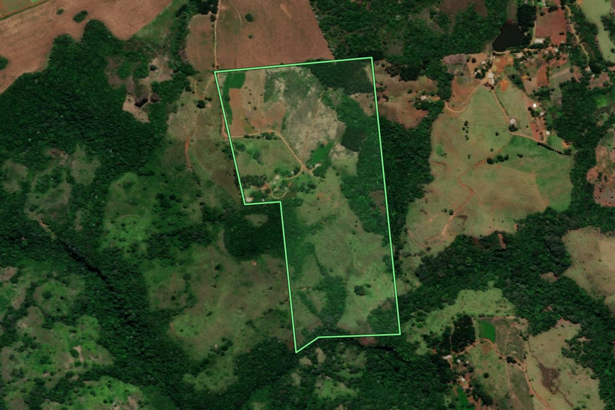Imagem de satélite do imóvel rural em Cândido de Abreu (PR), com o contorno declarado no CAR desenhado por cima.