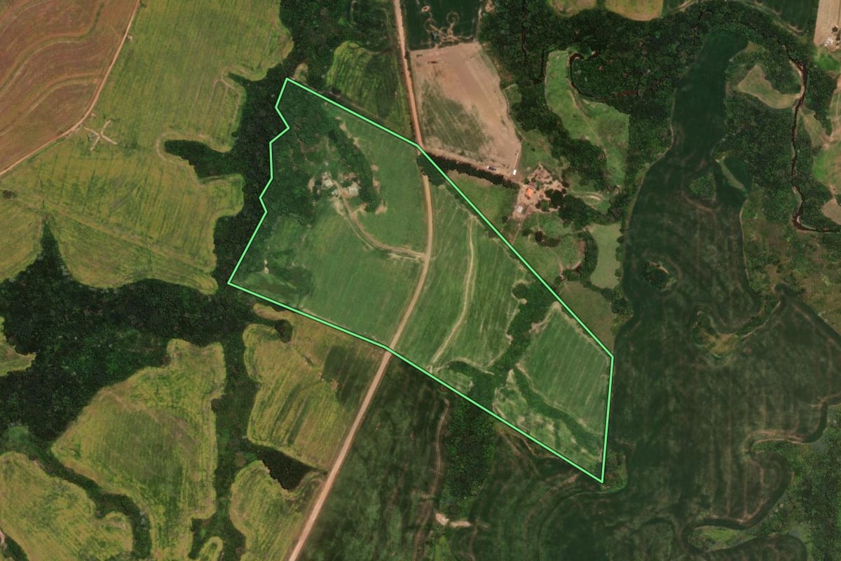 Imagem de satélite do imóvel rural em Cândido de Abreu (PR), com o contorno declarado no CAR desenhado por cima.
