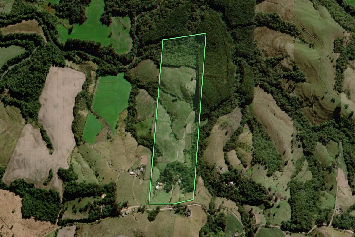 Imagem de satélite do imóvel rural em Cândido de Abreu (PR), com o contorno declarado no CAR desenhado por cima.