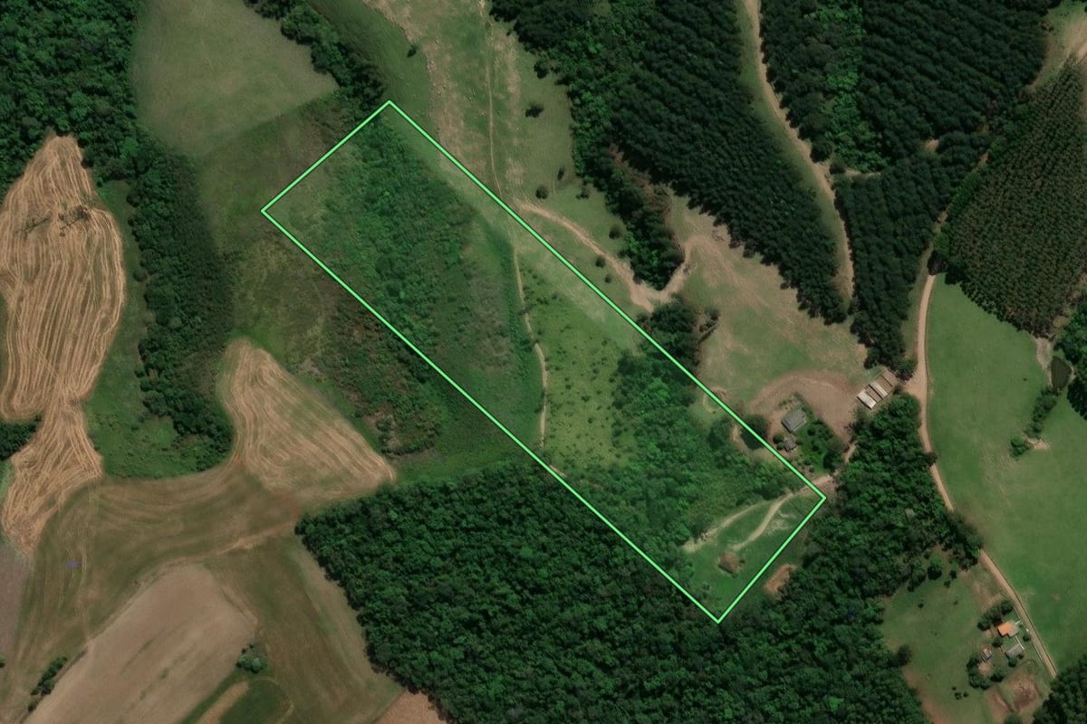 Imagem de satélite do imóvel rural em Cândido de Abreu (PR), com o contorno declarado no CAR desenhado por cima.