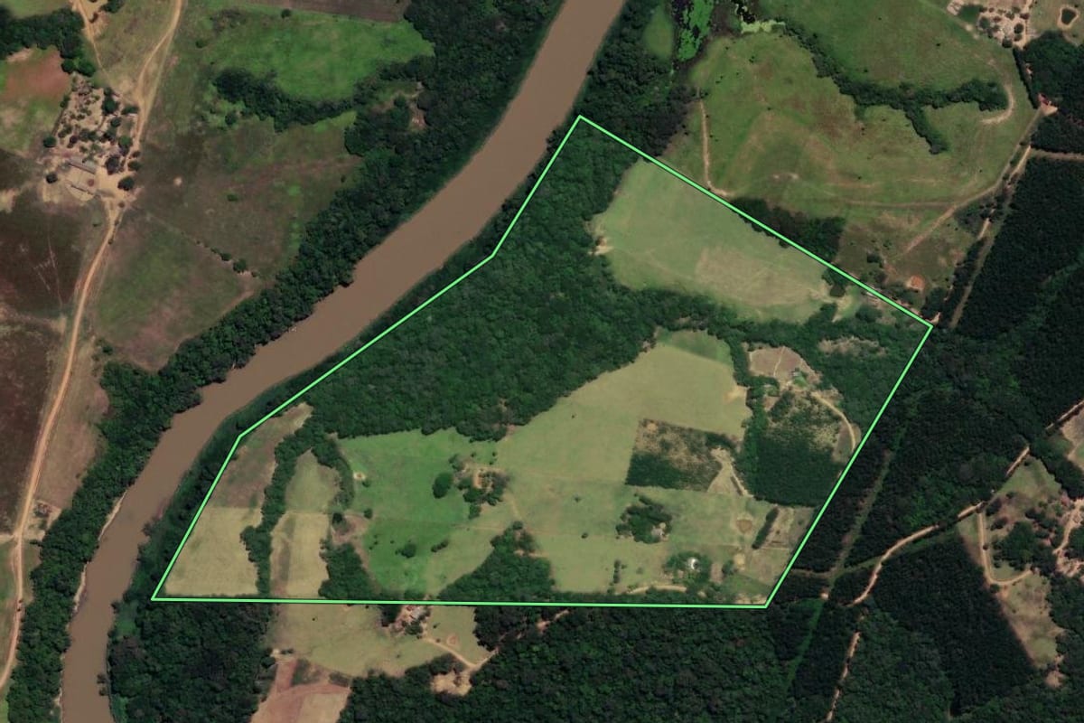 Imagem de satélite do imóvel rural em Cândido de Abreu (PR), com o contorno declarado no CAR desenhado por cima.