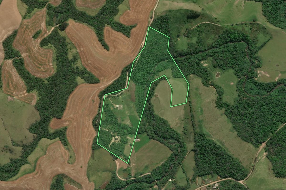 Imagem de satélite do imóvel rural em Cândido de Abreu (PR), com o contorno declarado no CAR desenhado por cima.