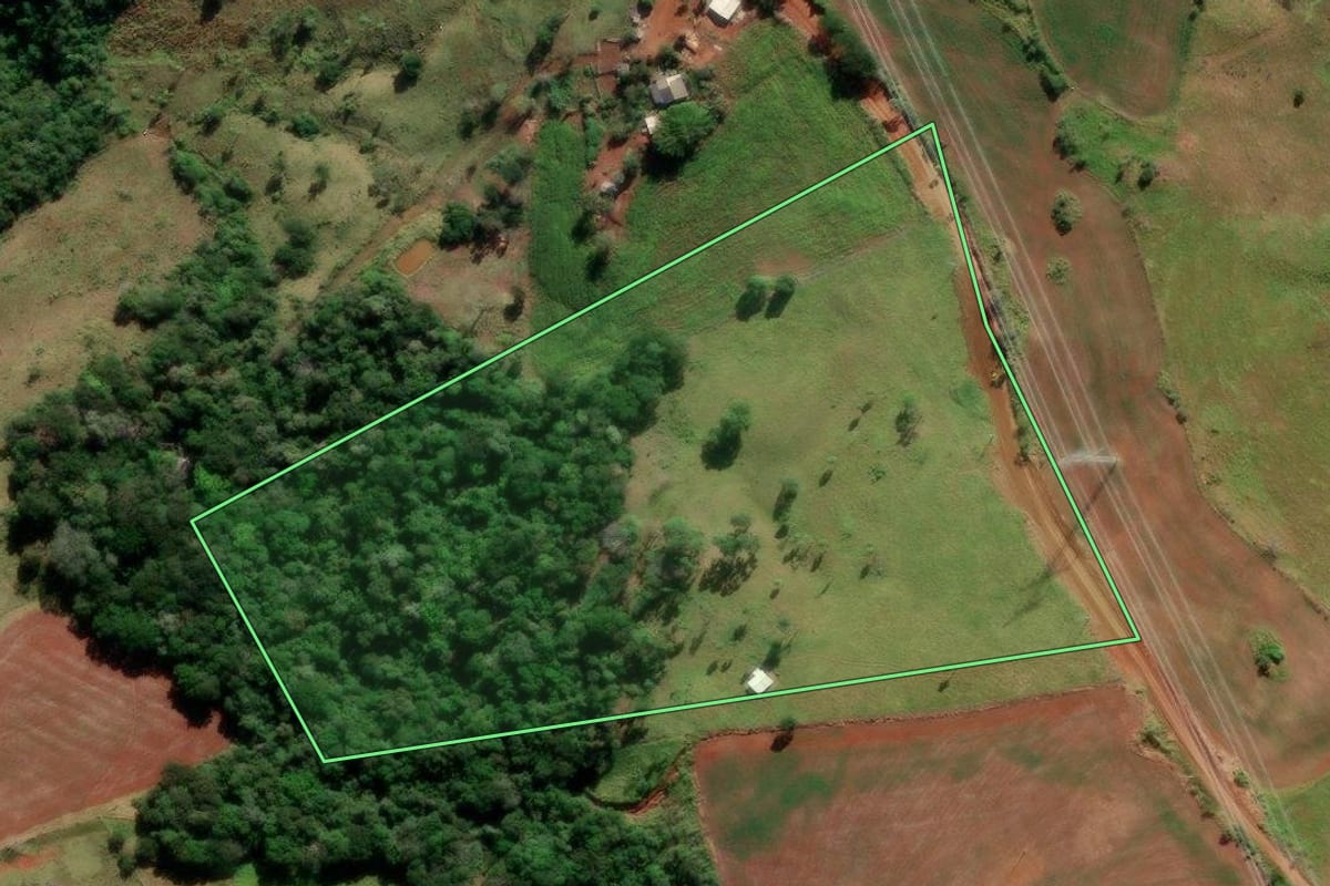 Imagem de satélite do imóvel rural em Cândido de Abreu (PR), com o contorno declarado no CAR desenhado por cima.