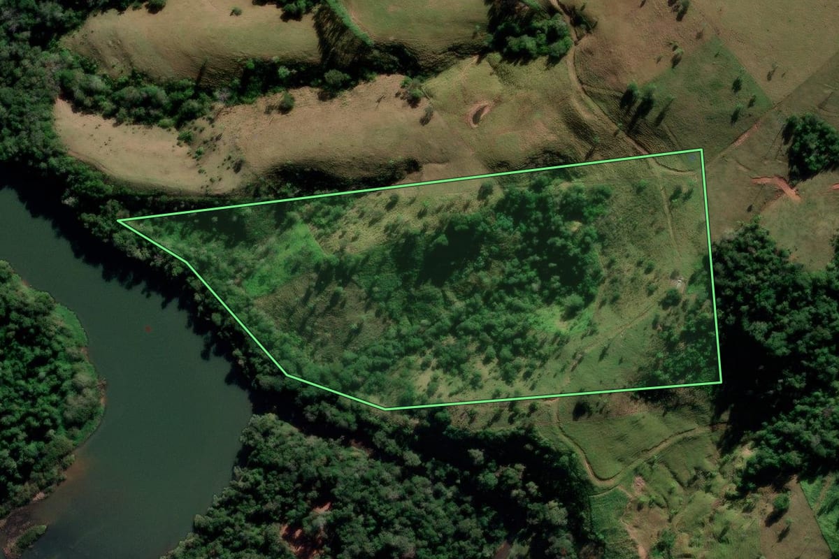 Imagem de satélite do imóvel rural em Cândido de Abreu (PR), com o contorno declarado no CAR desenhado por cima.