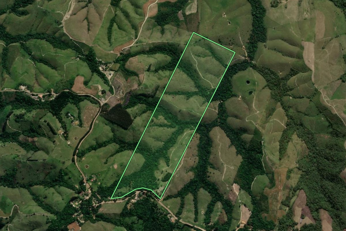 Imagem de satélite do imóvel rural em Cândido de Abreu (PR), com o contorno declarado no CAR desenhado por cima.