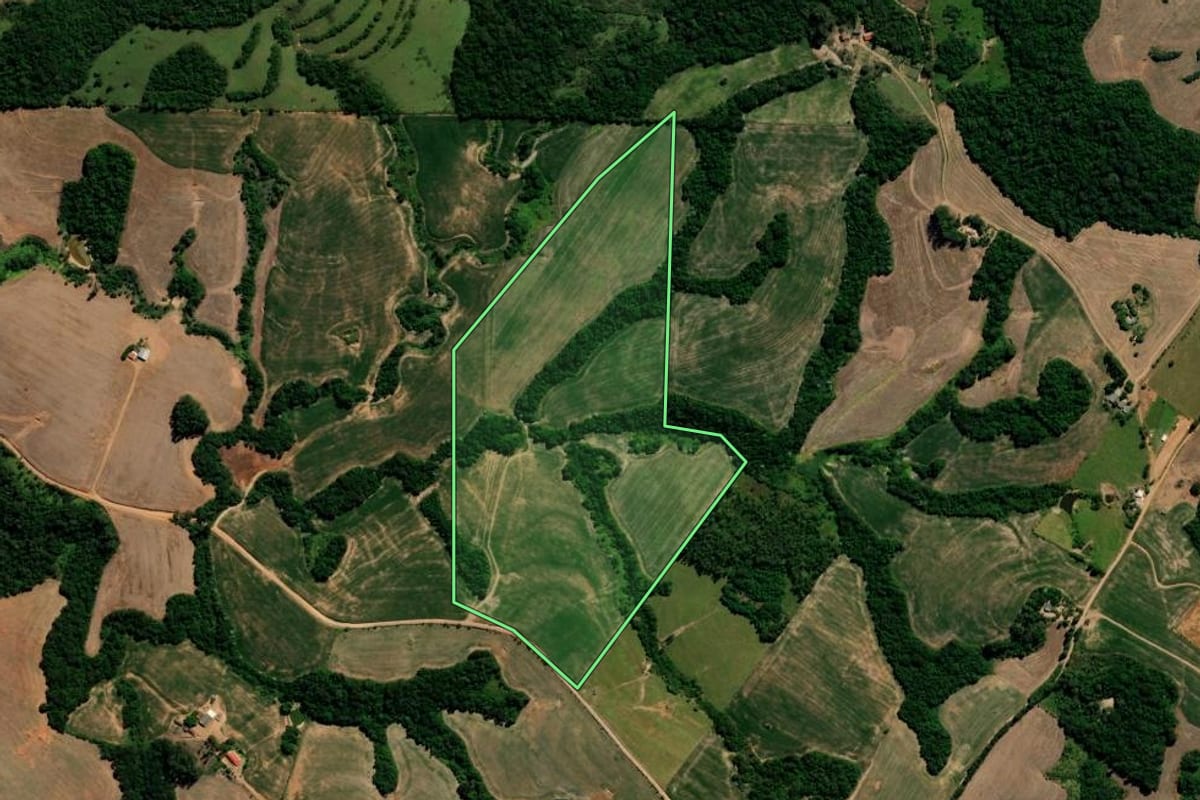 Imagem de satélite do imóvel rural em Cândido de Abreu (PR), com o contorno declarado no CAR desenhado por cima.