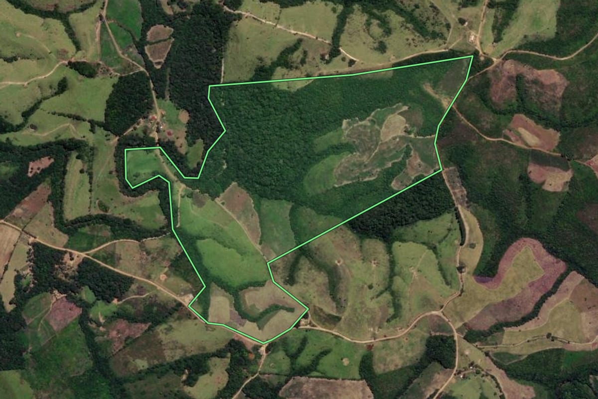 Imagem de satélite do imóvel rural em Cândido de Abreu (PR), com o contorno declarado no CAR desenhado por cima.