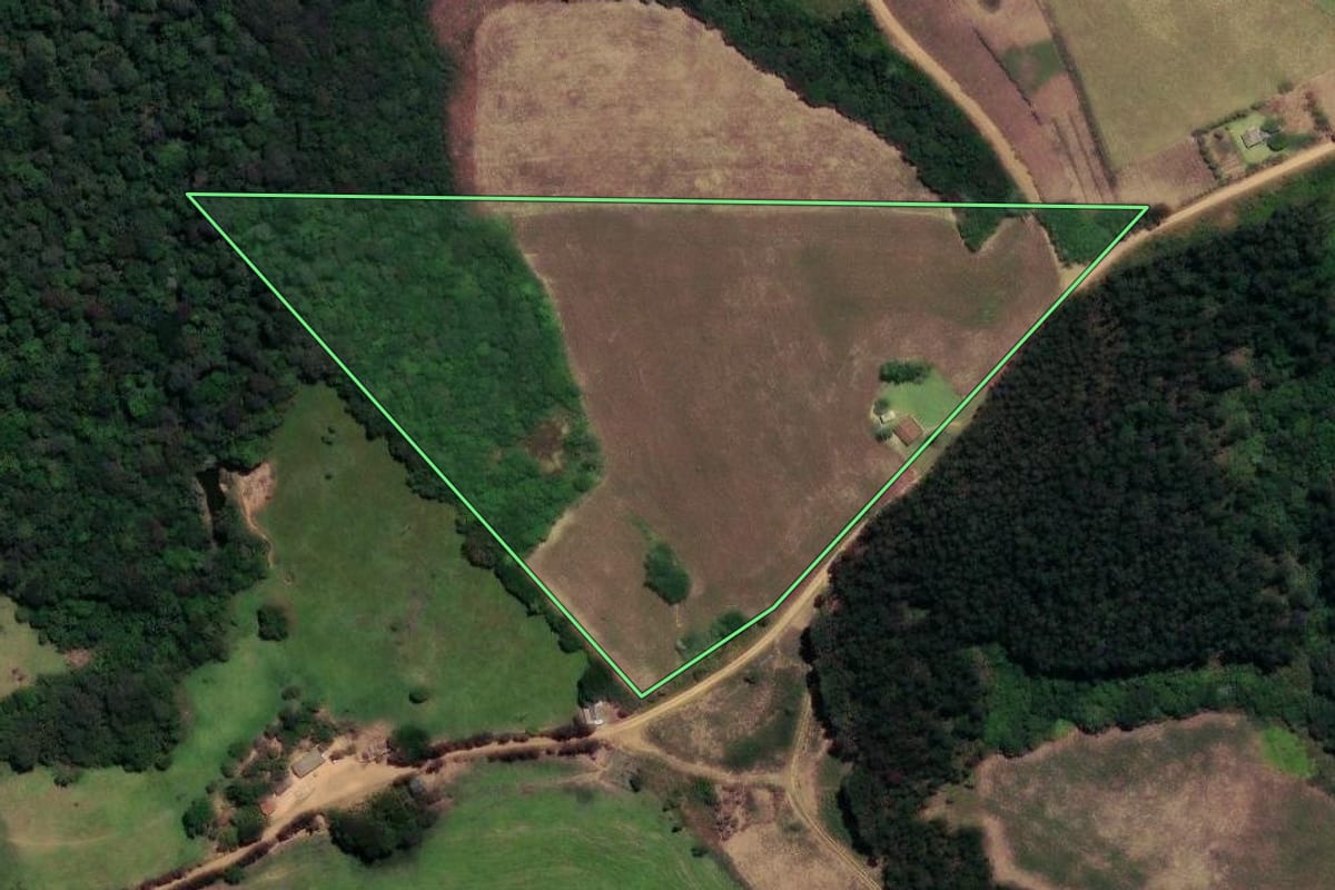 Imagem de satélite do imóvel rural em Cândido de Abreu (PR), com o contorno declarado no CAR desenhado por cima.