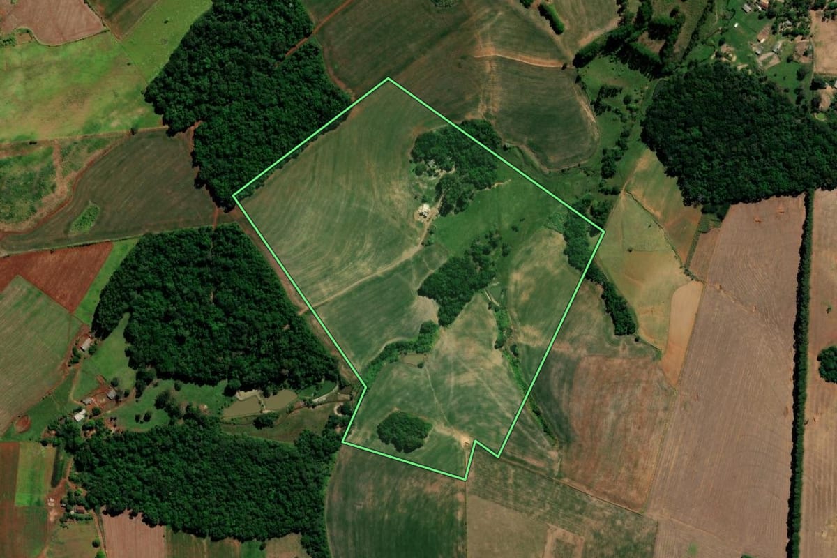 Imagem de satélite do imóvel rural em Cândido de Abreu (PR), com o contorno declarado no CAR desenhado por cima.