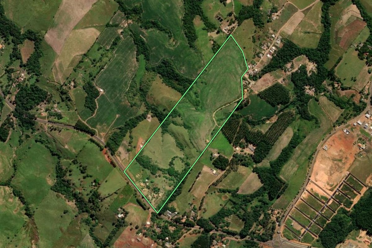 Imagem de satélite do imóvel rural em Cândido de Abreu (PR), com o contorno declarado no CAR desenhado por cima.