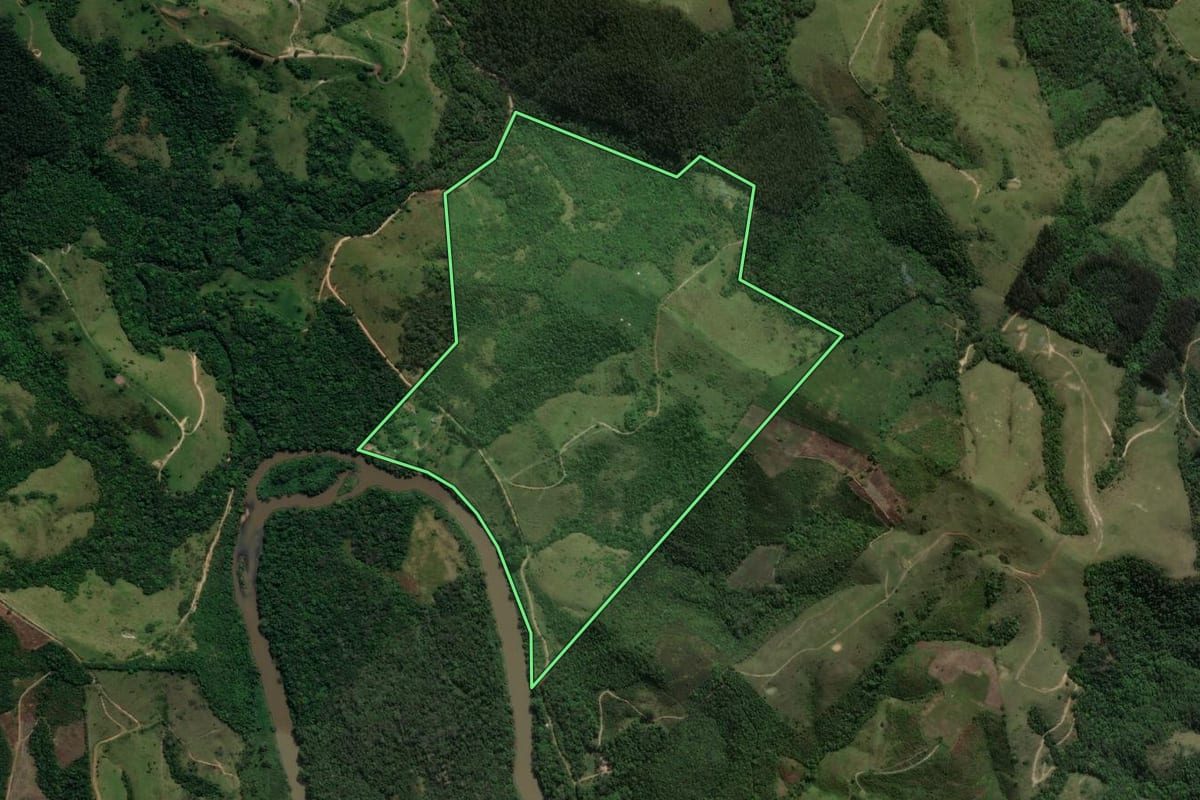 Imagem de satélite do imóvel rural em Cândido de Abreu (PR), com o contorno declarado no CAR desenhado por cima.