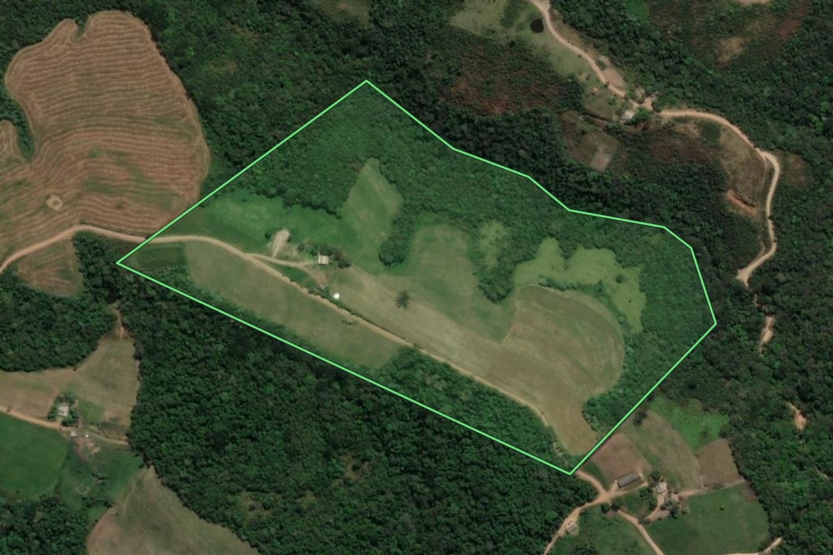 Imagem de satélite do imóvel rural em Cândido de Abreu (PR), com o contorno declarado no CAR desenhado por cima.